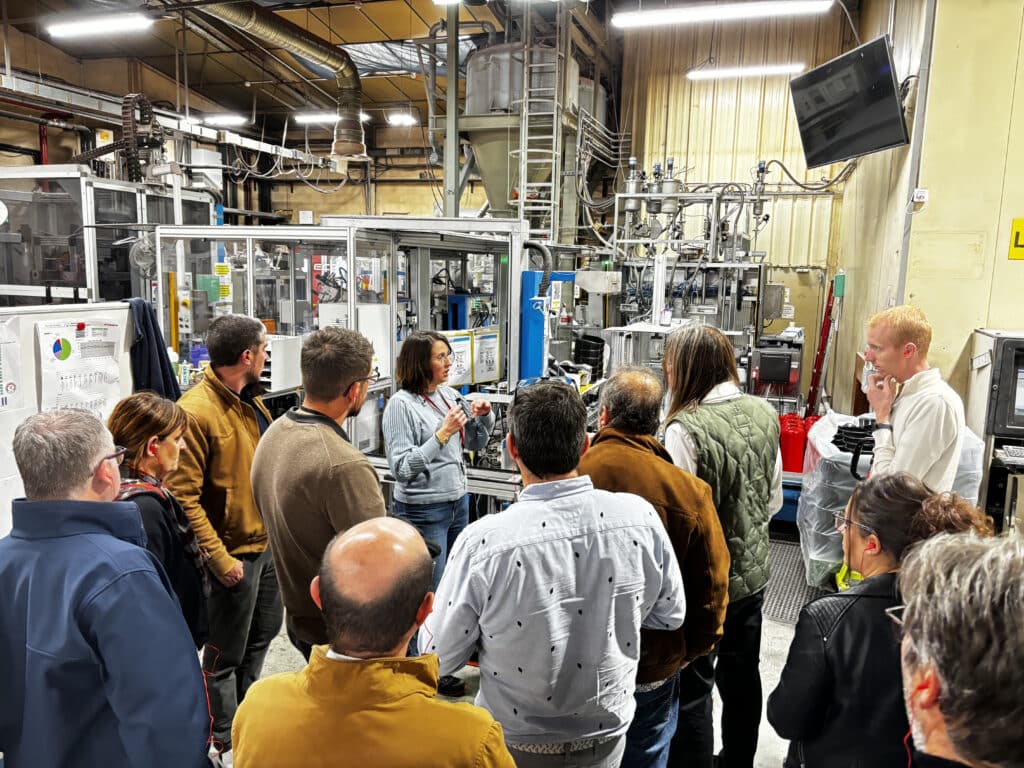 Une visite des usines Desautel lors du précédent club clients Sage X3. Sur la photographie se trouve un groupe de personne face à une femme expliquant les méthodes de productions.