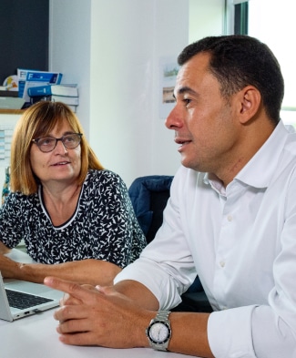 Illustration de nos clients avec une image de Menad Lamini Directeur général d'Arcanes et Nathalie Monteux, responsable comptable des vergers boiron